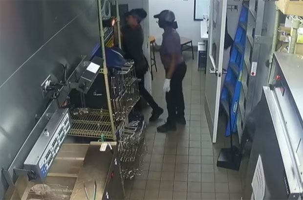 Шефица напала трудницу што често излази на паузу, па почела да је дави: Скандалозан снимак обишао је друштвене мреже (ВИДЕО)