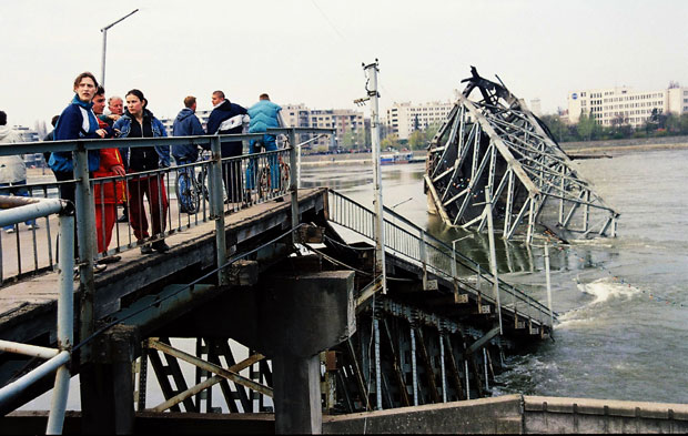 ДВЕ ДЕЦЕНИЈЕ ОД РУШЕЊА ВАРАДИНСКОГ МОСТА: Олег и симбол Новог Сада заувек у сећању