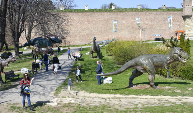 У ЦАРСТВУ ДИНОСАУРУСА: На Калемегдану дружење у парку Јура авантура