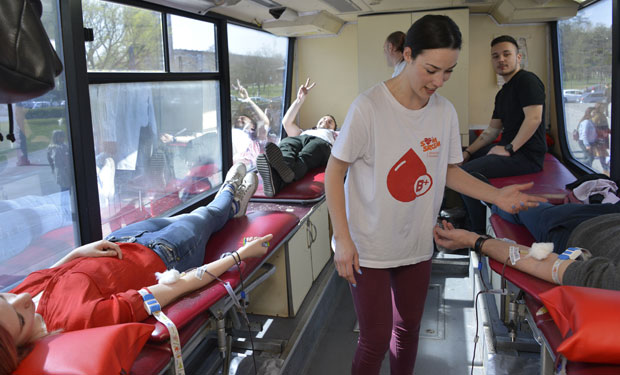 НЕСВАКИДАШЊА ХУМАНИТАРНА АКЦИЈА: Донираш крв па на трон