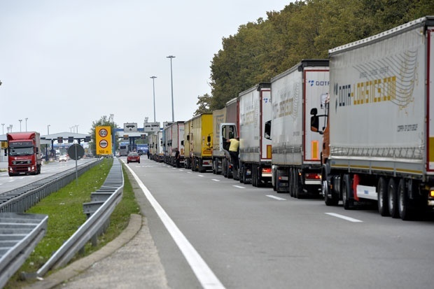 ГУЖВА НА ГРАНИЧНОМ ПРЕЛАЗУ ВАТИН: Камиони на излазу чекају више од 24 сата