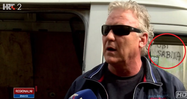  ХРТ НИЖЕ СКАНДАЛЕ: Емитовали изјаве бранитеља испред натписа Уби Србина