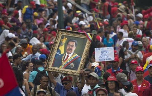 ХАОС У ВЕНЕЦУЕЛИ: Људи у цивилу пуцају у Каракасу, има рањених; Мадуро објавио план штедње