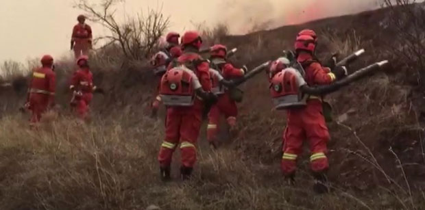 ВАТРЕНА СТИХИЈА ГУТАЛА СВЕ ПРЕД СОБОМ: Погинуло 26 ватрогасаца у борби против шумског пожара (ВИДЕО)