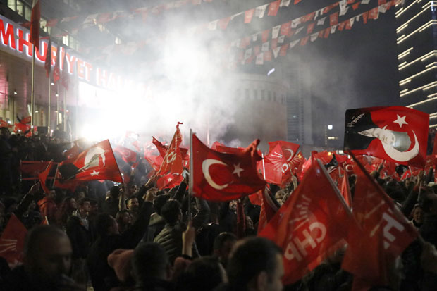 Ердоган има већину, а губи главне центре