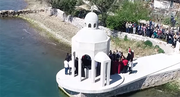 РУШЕЊЕ КРСТИОНИЦЕ ПОДИГЛО ТЕНЗИЈЕ: Молитвом бране „сузу Његошеву“