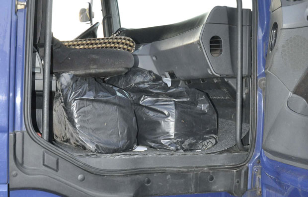 КРАЉЕВАЧКА ПОЛИЦИЈА СПРЕЧИЛА ШВЕРЦ: Заплењени дуван и гардероба 