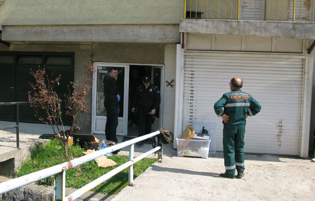 ПОРОДИЧНА ТРАГЕДИЈА У УЖИЦУ: Избо и задавио бившу супругу, па се обесио (ФОТО)