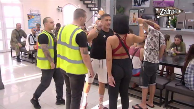 ПОТПУНИ ХАОС У БЕЛОЈ КУЋИ! Давид насрнуо на Александру, хистерисао и урлао, обезбеђење морало да реагује! (ВИДЕО)