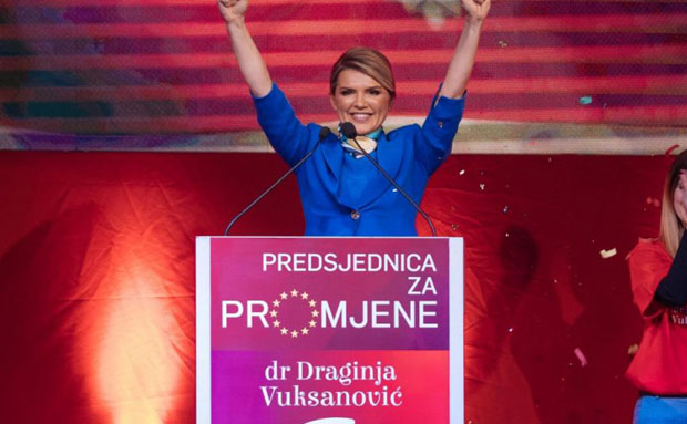 ЦРНОГОРСКА ПОСЛАНИЦА СТАВИЛА ПОЛИТИКУ ИСПРЕД БРАКА: Тражи оставку мужа!