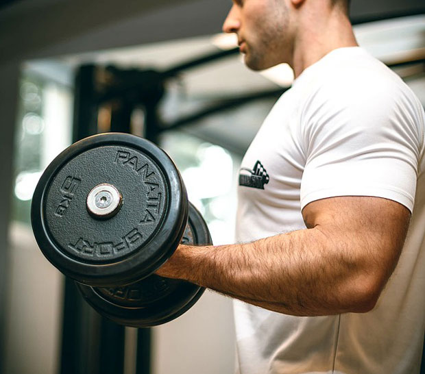 Пијани билдер разбио нос полицајцу