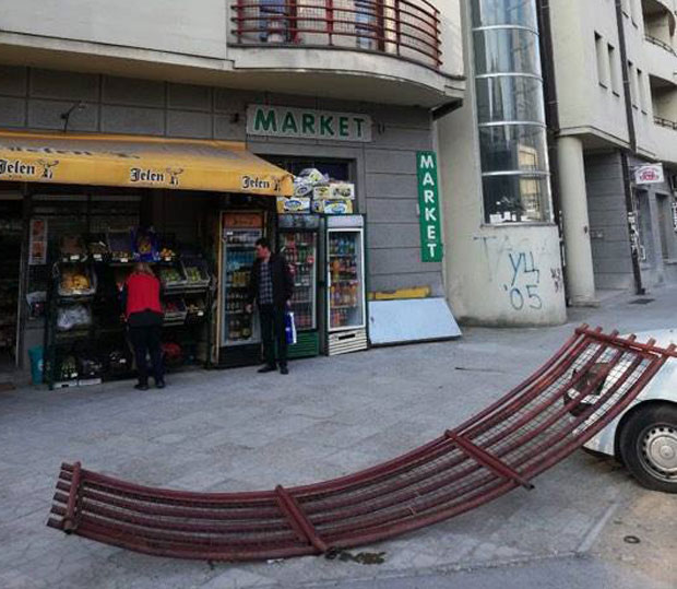 ИЗБЕГНУТА ТРАГЕДИЈА У НИШУ: Ограда терасе пала на улицу (ФОТО)