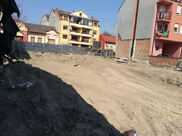 МУКЕ НОВОСАЂАНА: Вратили се у руину - на свој ризик