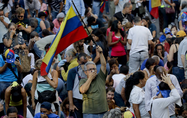 Грађани Венецуеле пробили барикаде на граници с Колумбијом