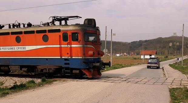 САОБРАЋАЈКА У ДОБОРУ: Судар воза и аутомобила (ФОТО)