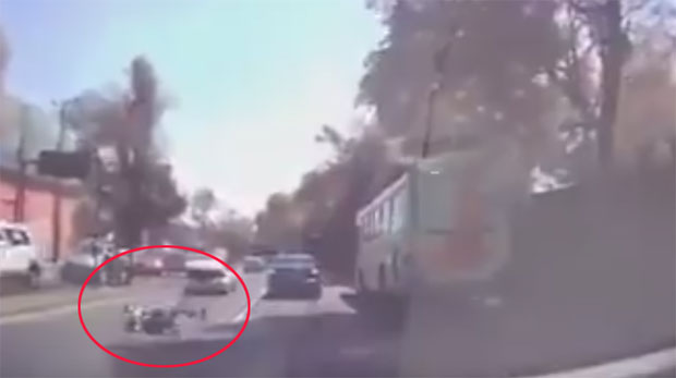 СЦЕНА КАО ИЗ ФИЛМА: Мушкарац са лисицама искаче из гепека и котрља се по путу (ВИДЕО)