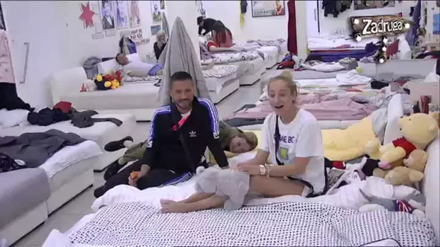 НЕ МОРА БАШ МОГ ДЕЧКА ДА... Луна одлепила због Миљковића и Брендона, па почела да хистерише по соби! (ВИДЕО)