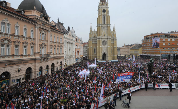 Вучић померио скуп да спречи сукоб
