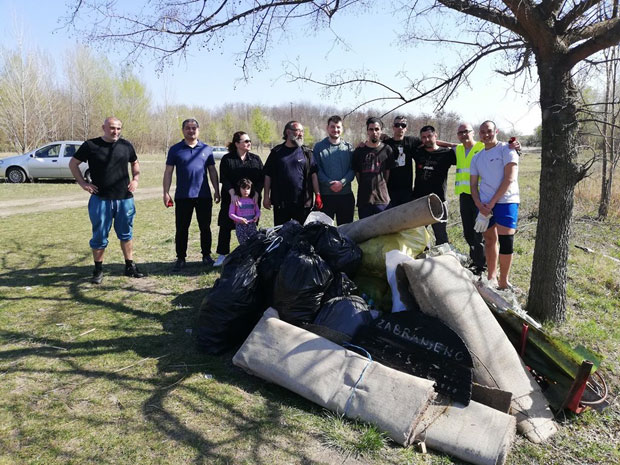 ПРИЈАВИЛИ СМЕЋЕ, ПА ГА ПОКУПИЛИ: Црвенчани сами почистили депонију