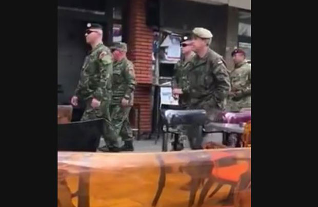 ПОГЛЕДАЈТЕ: Албански војници прошетали севером Косовске Митровице (ВИДЕО)