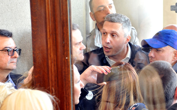 ХАОС У РЕЖИЈИ ЛИДЕРА СзС: Бошко хтео на силу у Скупштину Београда