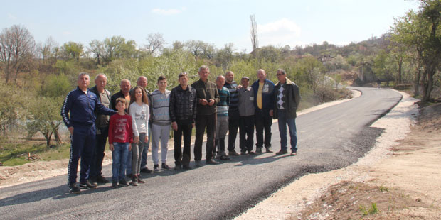 МЕШТАНИ БОГДАНОВЦА ДОБИЛИ АСФАЛТ ПОСЛЕ ОБЕЋАЊА ВУЧИЋА: Нама четири километра пута живот значе