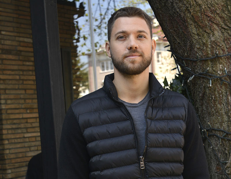 БРЕНИН СИН У ДРУШТВУ ЛЕПОТИЦА: Стефан Живојиновић објавио спот за нову песму (ВИДЕО)