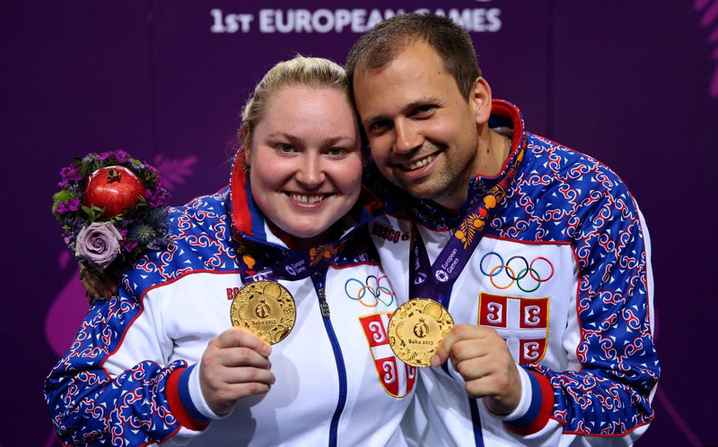 Влада доделила награде Микецу и Аруновић