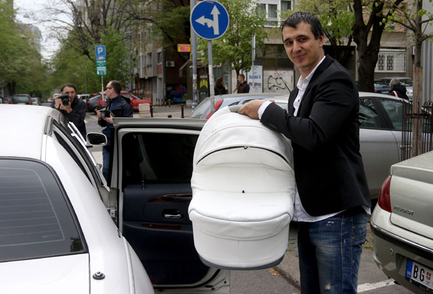 МАРКО БУЛАТ ЛИМУЗИНОМ ИЗВЕО СИНА ИЗ ПОРОДИЛИШТА: Ћерка није скидала осмех са лица, супруга Маја изгледа боље него икада (ФОТО)