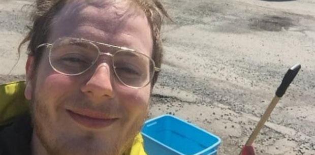 Поправио рупе на путевима, грађани га частили и марихуаном