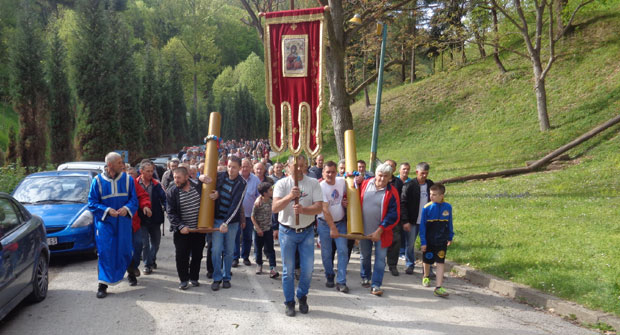 Воштанице пуне молитве
