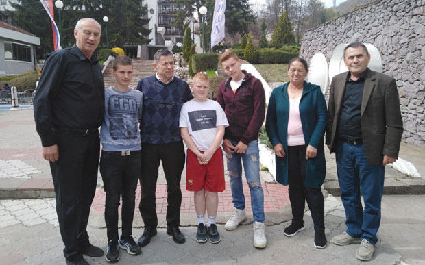 БРАЋА ИЗ ГРАЧАНИЦЕ ПРВИ ПУТ НАПУСТИЛА КОСМЕТ: Све у Пролом бањи мирише на слободу