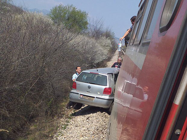 УДЕС НА ПРУЖНОМ ПРЕЛАЗУ: Воз ударио аутомобил, возач теже повређен