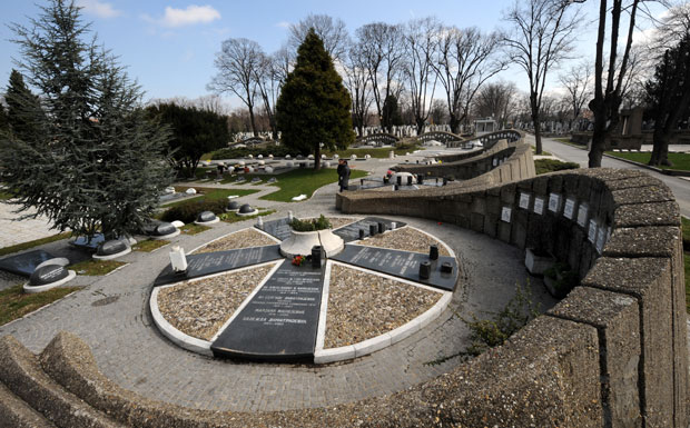 АЛЕЈА ЗАСЛУЖНИХ ГРАЂАНА: Крст на плочу je могуће уклесати 