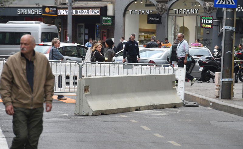 Постављене бетонске запреке уместо класичне ограде на градилишту у центру Београда