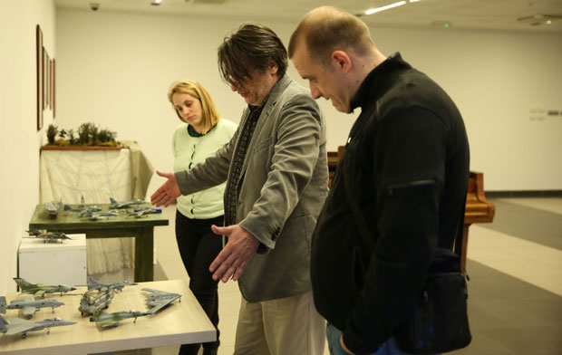 СЕЋАЊЕ НА 78 ТРАГИЧНИХ ДАНА: У КЦНС приређена изложба макета оружја из периода НАТО агресије 