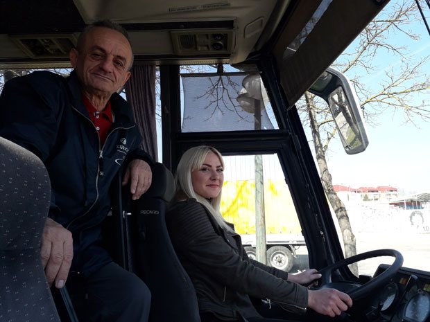 ПРАВА ПРИЈЕДОРСКА АТРАКЦИЈА: Лепа Сашка возaч аутобуса