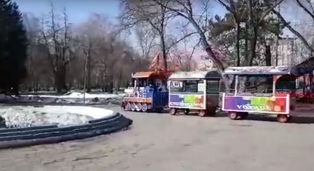 НИКАД НИСИ ПРЕМЛАД ЗА ХЕВИ МЕТАЛ: Из дечјег возића у Русији ори се Рамштајн (ВИДЕО)