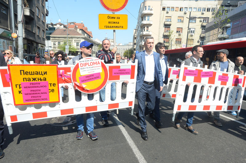 Праве камп у Скупштини?