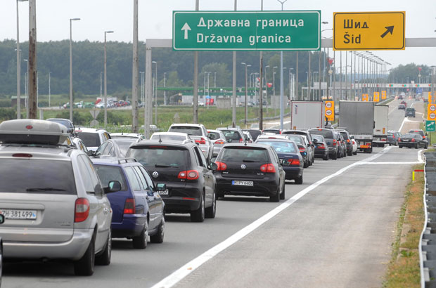 На прелазу Шид чека се седам, на Келебији шест сати