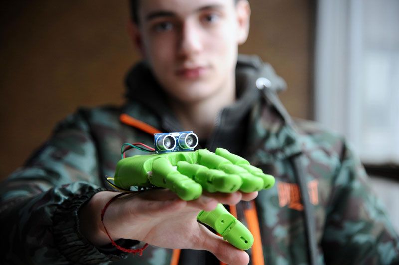 ИНОВАЦИЈА СРПСКОГ СТАРТАПА: Паметна рукавица уноси боју у живот слепих