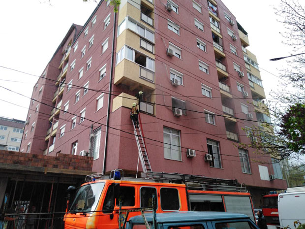 Горео стан у Косовској Митровици (ВИДЕО / ФОТО)