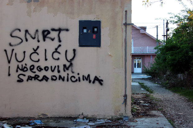 СКАНДАЛОЗНИ ГРАФИТИ У ЈАГОДИНИ: Смрт Вучићу и његовим сарадницима!