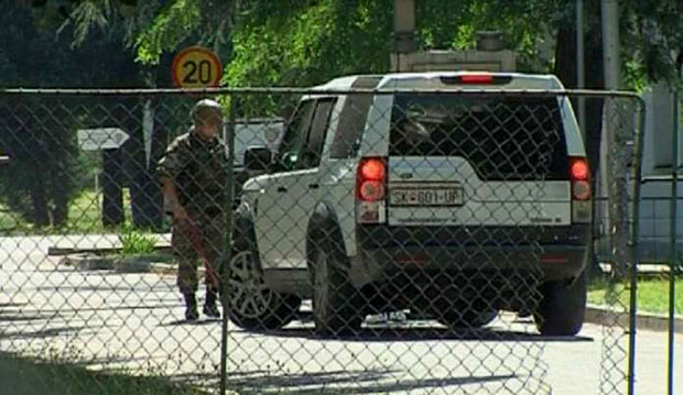 СПРЕЧЕН НАСИЛАН УПАД: Стражар ранио уљеза испред касарне у Скопљу 