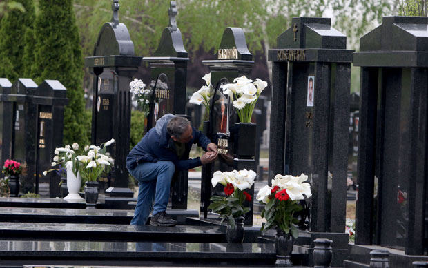 40 ДАНА ОД СМРТИ ДИВНЕ КАРЛЕУШЕ: Јелена грцала у сузама; Атина први пут посетила бакину вечну кућу 