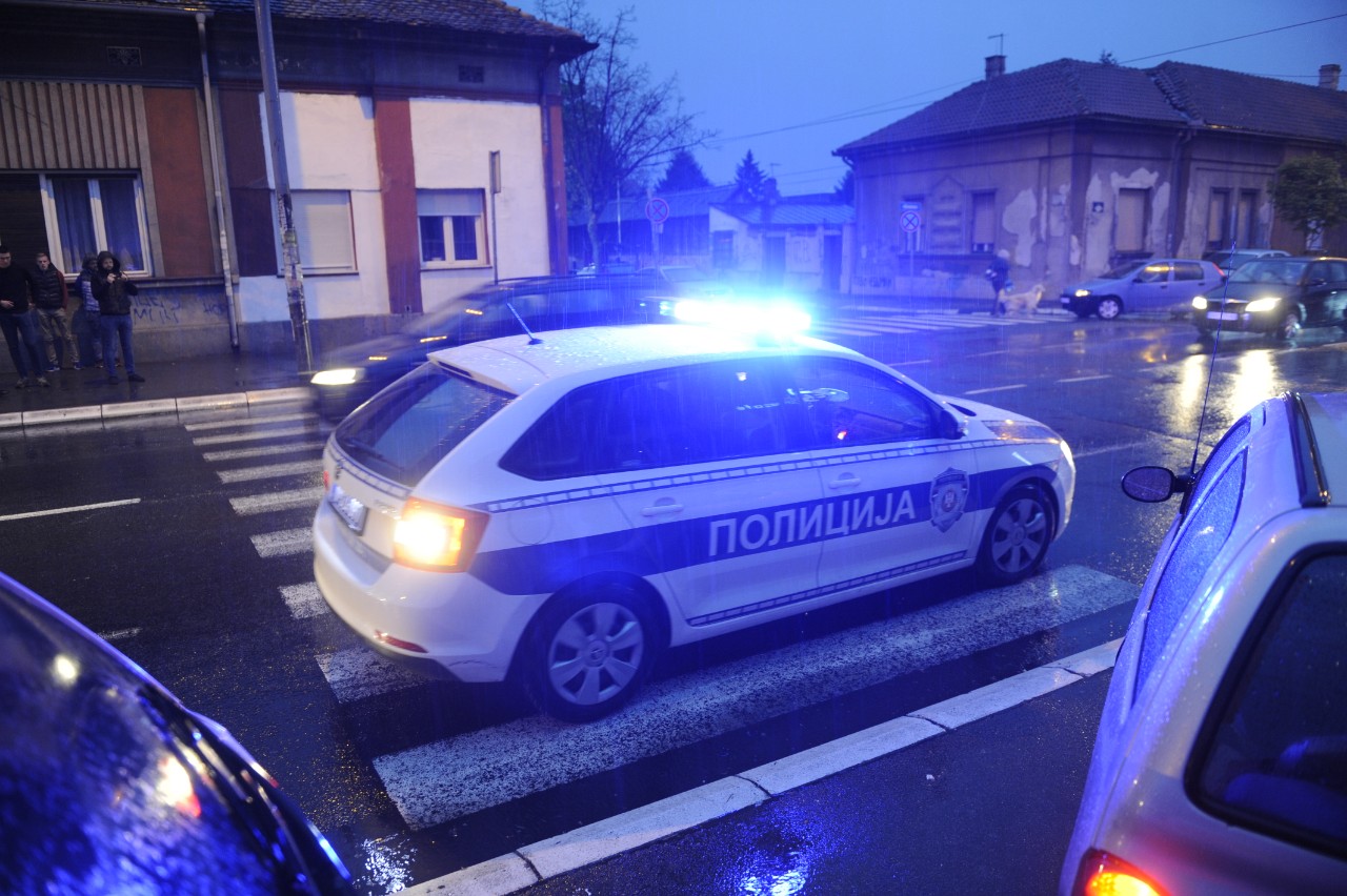 САОБРАЋАЈНА НЕСРЕЋА У ЗЕМУНУ: На пешачком прелазу аутомобил налетео на двоје деце