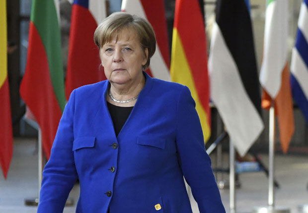 НЕМА ВОЈНОГ РЕШЕЊА ЗА ПРОБЛЕМЕ ЛИБИЈЕ: Меркел позвала Хафтара да заустави поход на Триполи
