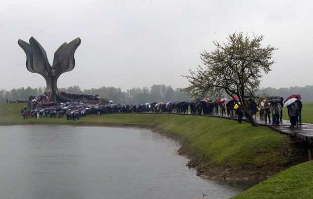 ЈАСЕНОВАЧКЕ ДВЕ КОЛОНЕ: Срби, Јевреји, Роми и антифашисти бојкотују недељни скуп