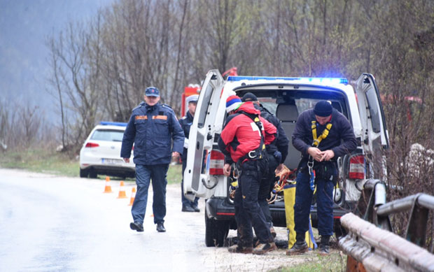 СТРАВИЧНА НЕСРЕЋА: Ауто слетео у реку, погинуле четири просветне раднице