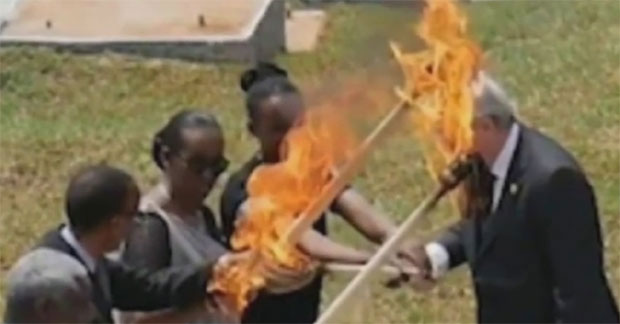 Председник Европске комисије умало запалио прву даму Руанде